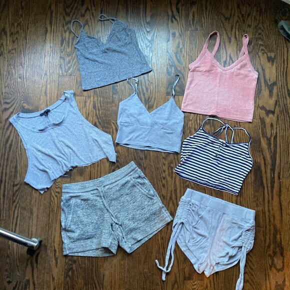 SOLD- LOT OF MIXXED CROP TOPS WITH 2 SHORTS SIZE SMALL XS - Picture 5 of 15